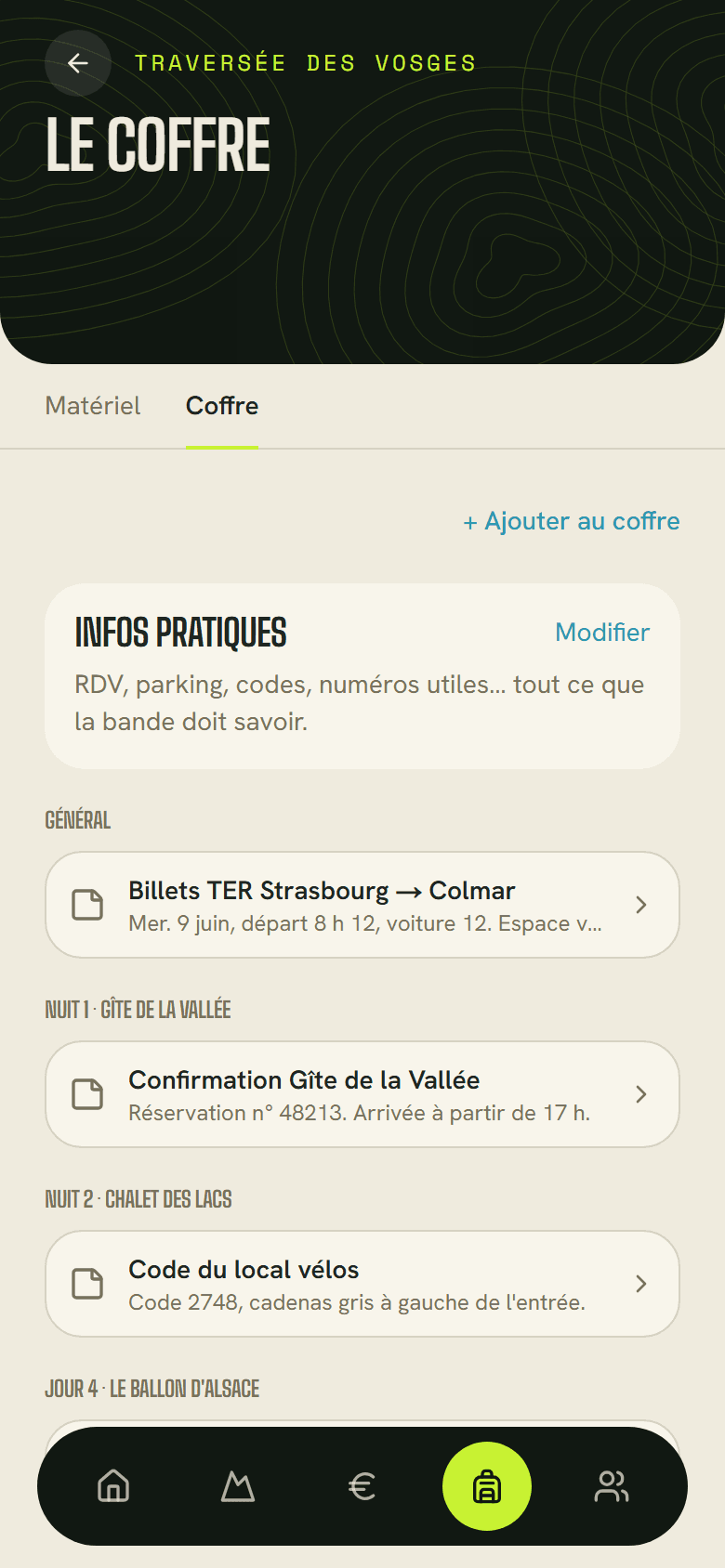 Le coffre d'un voyage : billets de train, confirmation de réservation et code d'accès.