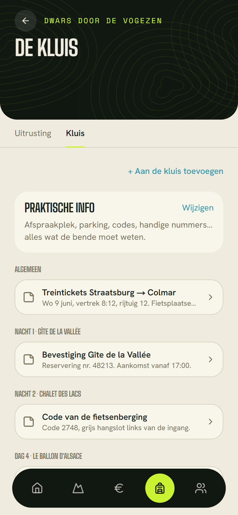 De kluis van een reis: treintickets, een boekingsbevestiging en een toegangscode.